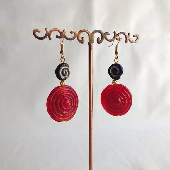 Handmade Large Red Ripple Disc and Black Spiral Glass Bead Gold Tone Earrings - Picture 4 of 5